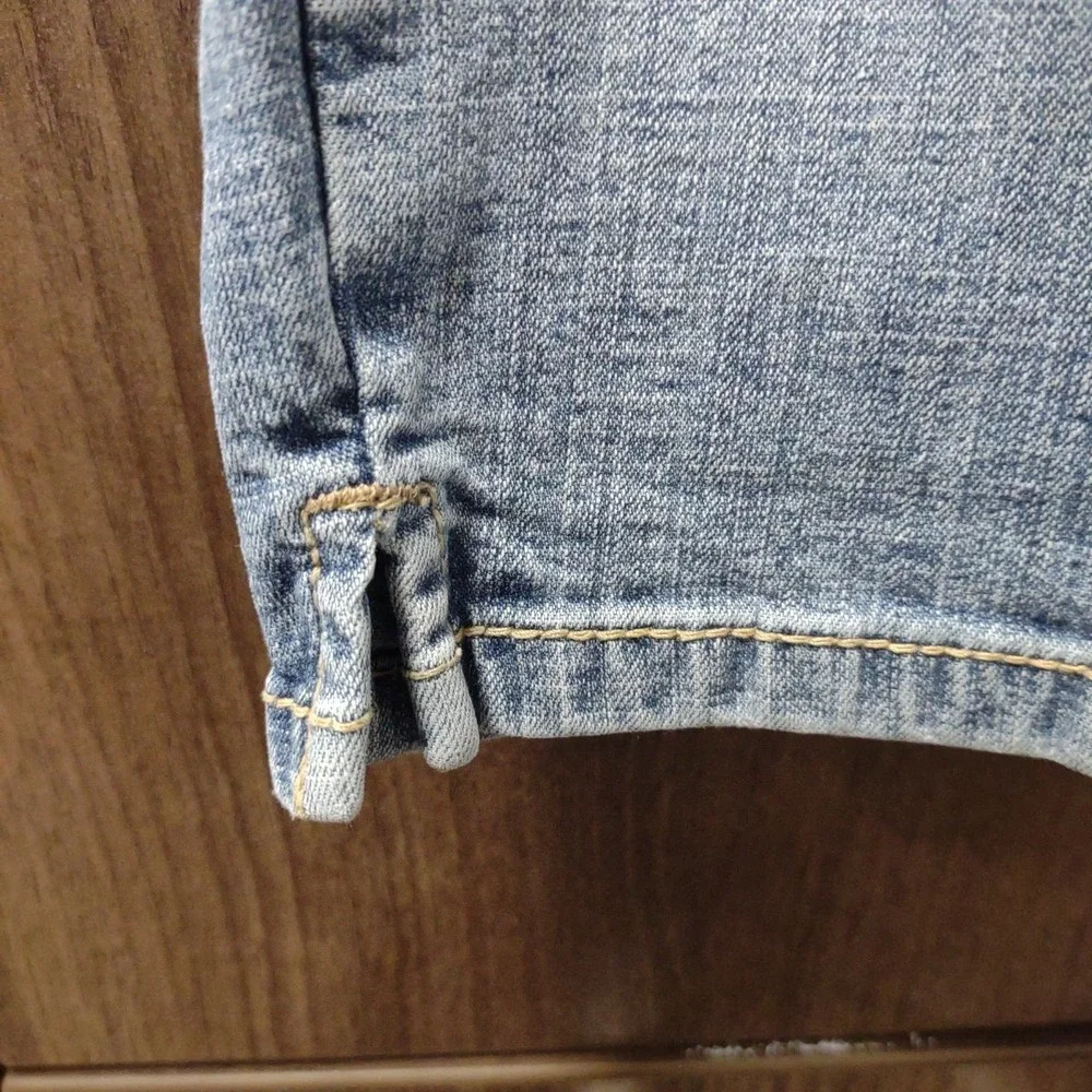 So Wear It Declare It Denim Shorts Capris Light Wash Embroidered Size 11‎